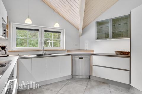 Gut ausgestattete Küche im Luxusferienhaus Nr. 570 in Westjütland.