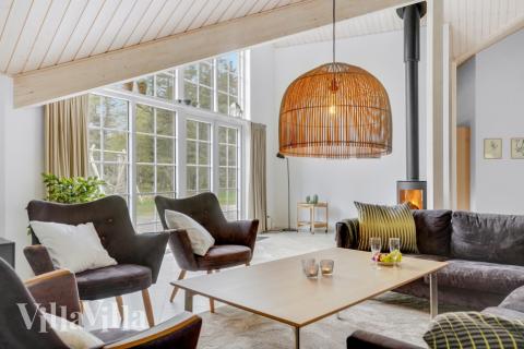 Die Couch im Luxusferienhaus Nr. 570 in Westjütland lädt zu Gesellschaftsspielen oder zu Kinoabenden ein.