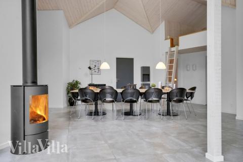 Der große, lichtdurchflutete Aufenthaltsraum im Luxusferienhaus Nr. 570 für 14.