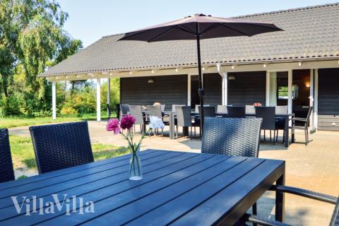 Genießen Sie einen Grillabend auf der Terrasse des Luxusferienhauses Nr. 571 in Südjütland