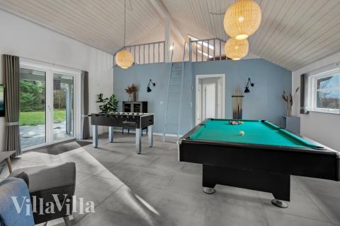 Neben den vielen schönen Stunden, die man im Poolbereich des Hauses verbringen kann, bietet das Luxusferienhaus 571 auch Spielevergnügen bei Billard/Tischtennis und Darts