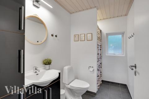 Eines der Badezimmer im Luxusferienhaus Nr. 571