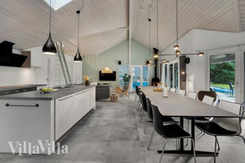 Der große, lichtdurchflutete Aufenthaltsraum im Luxusferienhaus Nr. 571 für 22.