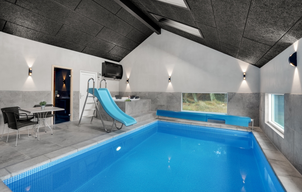 Das Ferienhaus 571 hat einen schicken Poolbereich mit Wasserrutsche, einem geräumigen, eingelassenen Whirlpool und einer Sauna.