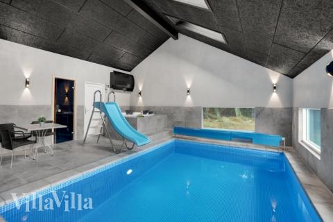 Das Ferienhaus 571 hat einen schicken Poolbereich mit Wasserrutsche, einem geräumigen, eingelassenen Whirlpool und einer Sauna.