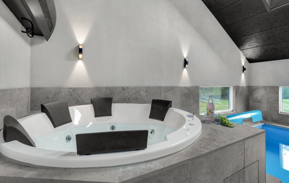 Genießen Sie den warmen Whirlpool im Luxusferienhaus Nr. 571 in Südjütland