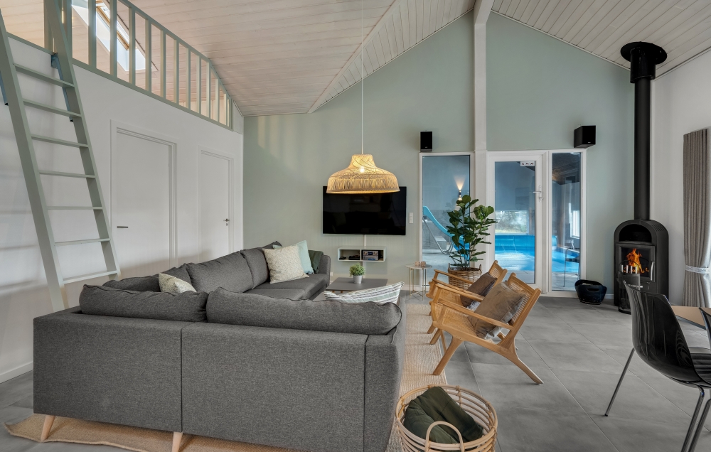Die Couch im Luxusferienhaus Nr. 571 in Südjütland lädt zu Gesellschaftsspielen oder zu Kinoabenden ein.