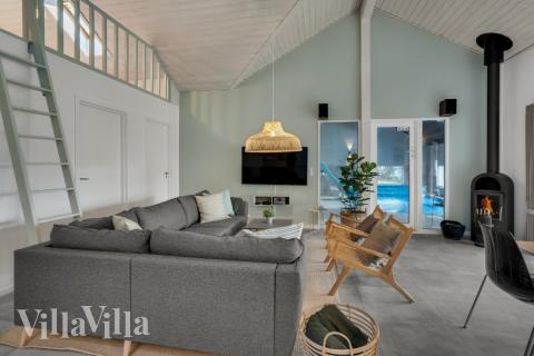 Die Couch im Luxusferienhaus Nr. 571 in Südjütland lädt zu Gesellschaftsspielen oder zu Kinoabenden ein.