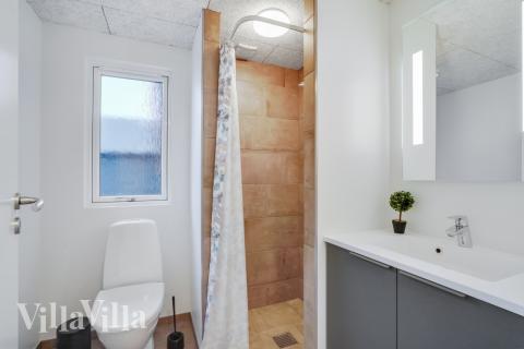 Eines der Badezimmer im Luxusferienhaus Nr. 551