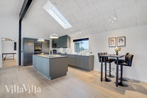 In der Küche des Luxusferienhauses ist alles vorhanden, was man braucht, um Mahlzeiten für 24 Personen zuzubereiten.