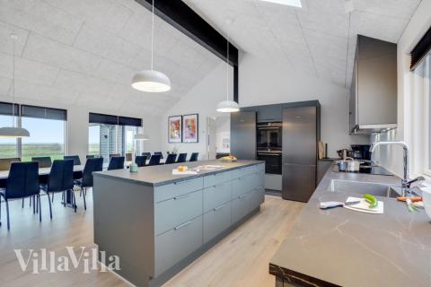 Gut ausgestattete Küche im Luxusferienhaus Nr. 551 in Westjütland.