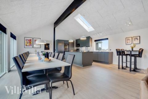 Der große, lichtdurchflutete Aufenthaltsraum im Luxusferienhaus Nr. 551 für 24.