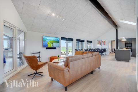Die Couch im Luxusferienhaus Nr. 551 in Westjütland lädt zu Gesellschaftsspielen oder zu Kinoabenden ein.