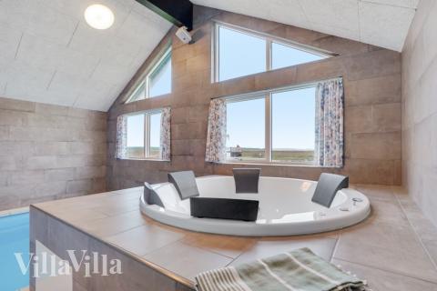 Genießen Sie den warmen Whirlpool im Luxusferienhaus Nr. 551 in Westjütland