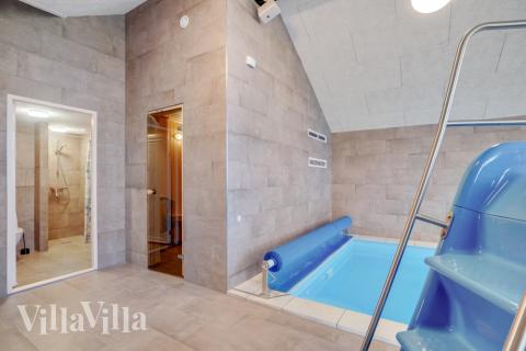 Das Ferienhaus 551 hat einen schicken Poolbereich mit Wasserrutsche, einem geräumigen, eingelassenen Whirlpool und einer Sauna.