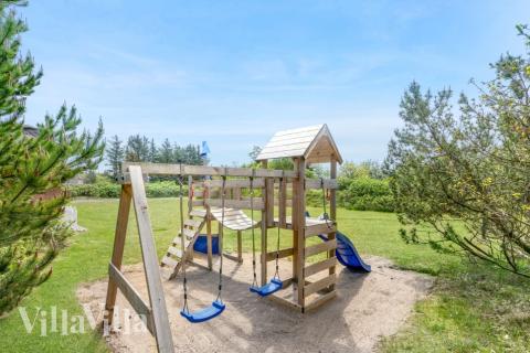 Zu dem attraktiven Ferienhaus Nr. 572 in Westjütland gehört auch ein tolles Angebot im Außenbereich, z. B. Spieleturm und Schaukeln