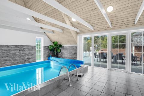Das Ferienhaus 572 hat einen schicken Poolbereich mit Wasserrutsche, einem geräumigen, eingelassenen Whirlpool und einer Sauna.