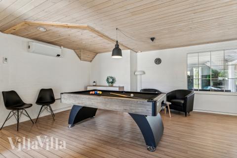 Neben den vielen schönen Stunden, die man im Poolbereich des Hauses verbringen kann, bietet das Luxusferienhaus 572 auch Spielevergnügen bei Billard/Tischtennis und Darts