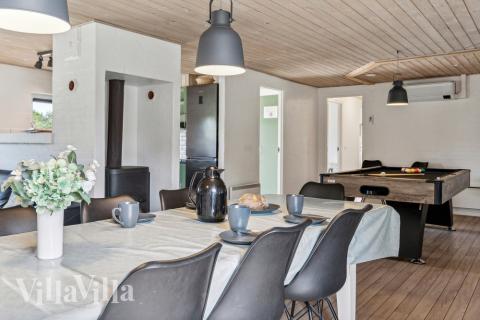 Der große, lichtdurchflutete Aufenthaltsraum im Luxusferienhaus Nr. 572 für 12.