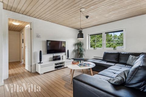 Die Couch im Luxusferienhaus Nr. 572 in Westjütland lädt zu Gesellschaftsspielen oder zu Kinoabenden ein.