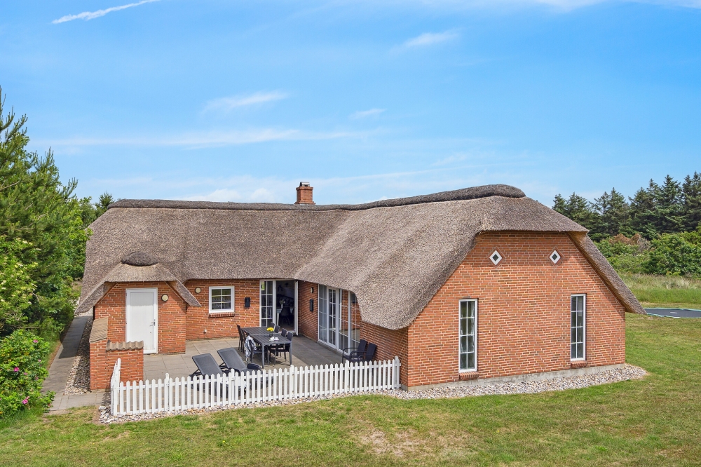 Dieses schöne Poolhaus Nr. 572 mit Platz für 12 Personen liegt in Westjütland