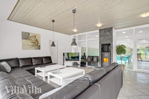 Der große, lichtdurchflutete Aufenthaltsraum im Luxusferienhaus Nr. 573 für 14.