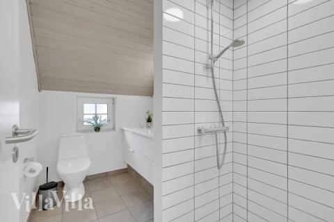 Eines der Badezimmer im Luxusferienhaus Nr. 574