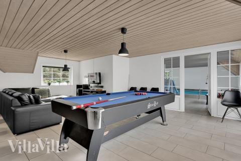 Der große, lichtdurchflutete Aufenthaltsraum im Luxusferienhaus Nr. 574 für 12.