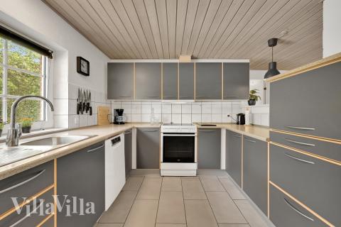 Die Küche in dem Luxusferienhaus Nr. 574 ist so gut ausgestattet, dass man problemlos Mahlzeiten für 12 Personen zubereiten kann.