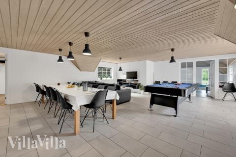 Der Aufenthaltsraum bietet Platz für 12 Personen, wenn ihr das Ferienhaus 574 in Westjütland besucht.