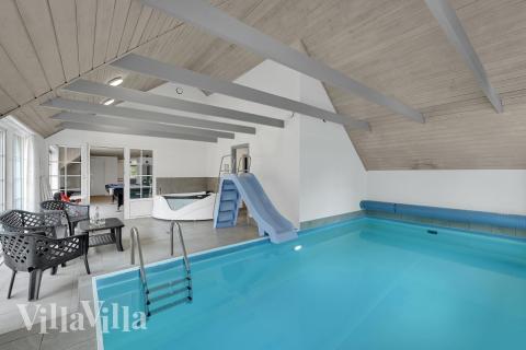 Das Ferienhaus 574 hat einen schicken Poolbereich mit Wasserrutsche, einem geräumigen, eingelassenen Whirlpool und einer Sauna.