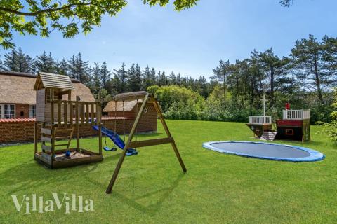 Zu dem attraktiven Ferienhaus Nr. 574 in Westjütland gehört auch ein tolles Angebot im Außenbereich, z. B. Spieleturm und Schaukeln