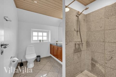 Eines der Badezimmer im Luxusferienhaus Nr. 575