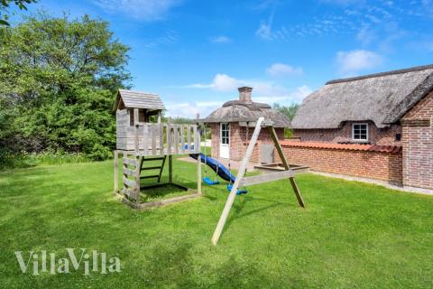 Zu dem attraktiven Ferienhaus Nr. 575 in Westjütland gehört auch ein tolles Angebot im Außenbereich, z. B. Spieleturm und Schaukeln
