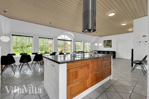 Der große, lichtdurchflutete Aufenthaltsraum im Luxusferienhaus Nr. 575 für 14.