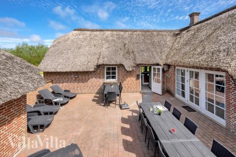 Das Luxusferienhaus Nr. 575 hat eine tolle Terrasse, die mit hochwertigen Gartenmöbeln für 14 Personen ausgestattet ist.