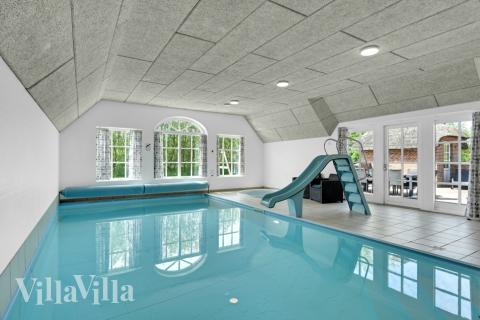 Das Ferienhaus 575 hat einen schicken Poolbereich mit Wasserrutsche, einem geräumigen, eingelassenen Whirlpool und einer Sauna.