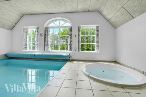 Genießen Sie den warmen Whirlpool im Luxusferienhaus Nr. 575 in Westjütland