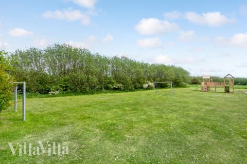 Zu dem attraktiven Ferienhaus Nr. 576 in Westjütland gehört auch ein tolles Angebot im Außenbereich, z. B. Spieleturm und Schaukeln