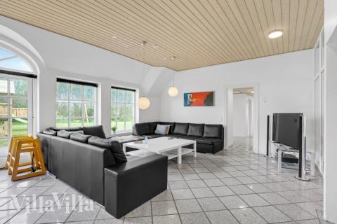 Die Couch im Luxusferienhaus Nr. 576 in Westjütland lädt zu Gesellschaftsspielen oder zu Kinoabenden ein.