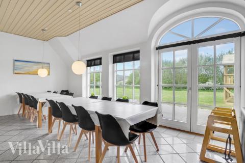 Der große, lichtdurchflutete Aufenthaltsraum im Luxusferienhaus Nr. 576 für 14.