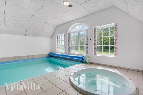 Genießen Sie den warmen Whirlpool im Luxusferienhaus Nr. 576 in Westjütland