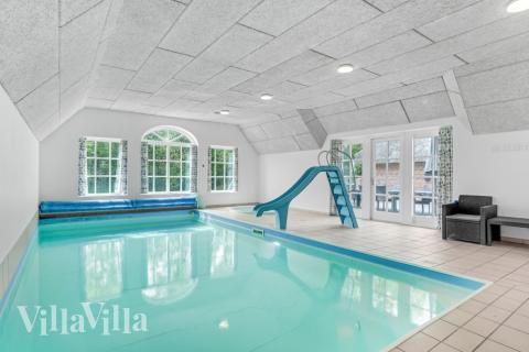 Das Ferienhaus 576 hat einen schicken Poolbereich mit Wasserrutsche, einem geräumigen, eingelassenen Whirlpool und einer Sauna.