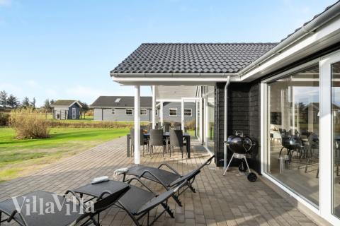 Genießen Sie einen Grillabend auf der Terrasse des Luxusferienhauses Nr. 553 in Nordjütland