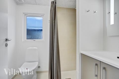 Eines der Badezimmer im Luxusferienhaus Nr. 553