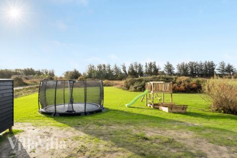Zu dem attraktiven Ferienhaus Nr. 553 in Nordjütland gehört auch ein tolles Angebot im Außenbereich, z. B. Spieleturm und Schaukeln