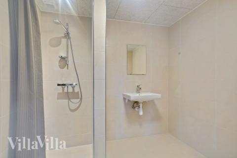 Im Luxusferienhaus Nr. 553 für 16 Personen gibt es Bad mit Dusche.