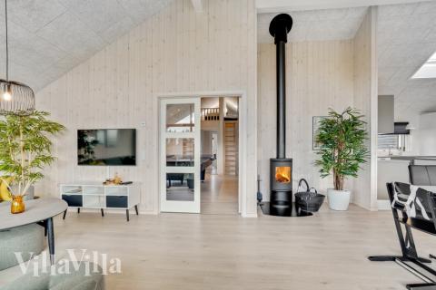 Der große, lichtdurchflutete Aufenthaltsraum im Luxusferienhaus Nr. 553 für 16.