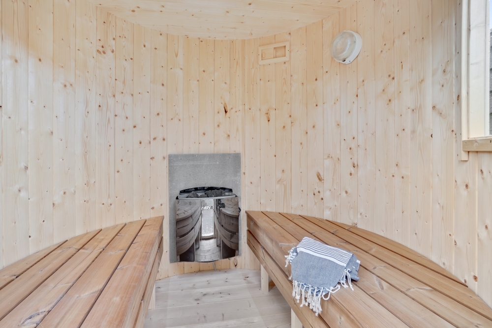 Genießen Sie die heiße Sauna im Luxusferienhaus Nr. 553 für 16 Personen