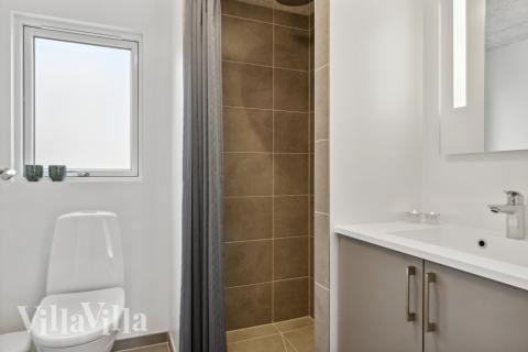 Eines der Badezimmer im Luxusferienhaus Nr. 577